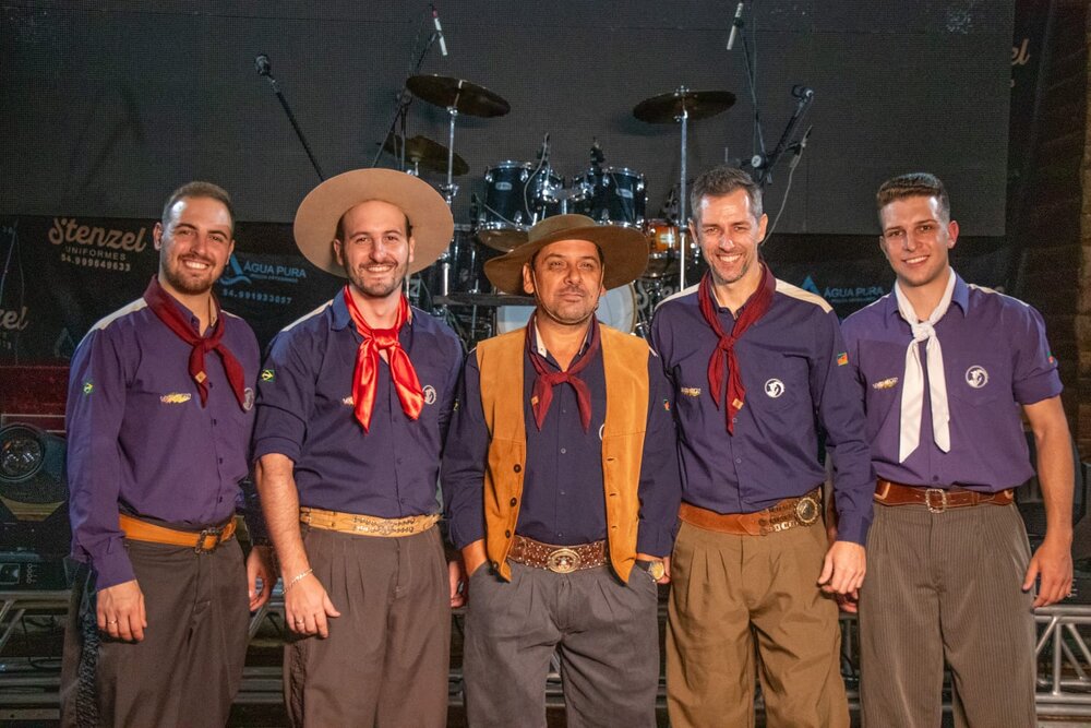 Integrantes do Grupo Vento Negro no palco